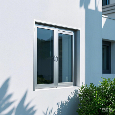 Weißes Aluminium-Schiebefenster, Schiebefenster mit Multi-Point-System.