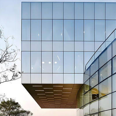 UV-Resistenz Ja Vereinheitlichte Vorhangwand mit dreifach gehärtetem Glas und Festland-Top-Hardware